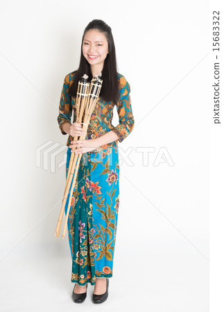 Woman Celebrate Ramadan Woman Celebrate Ramadan 15683322