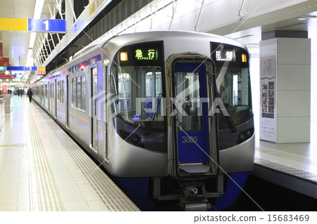 "Nishitetsu 3000 type train" stopping at Fukuoka Tenjin Station 15683469