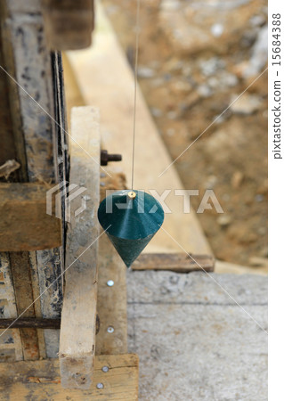 labor man using a plumb bob for check  15684388