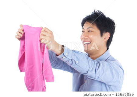 Men who rejoice with baby clothes 15685089