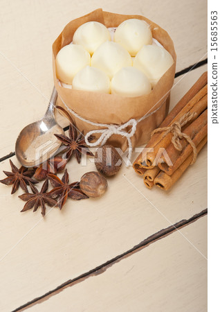 vanilla and spice cream cake dessert 15685563