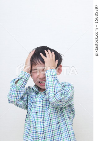 一個男孩抱著他的頭 15685897