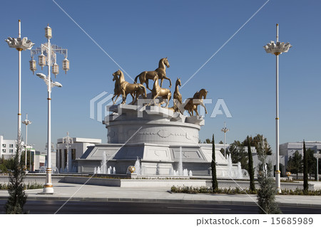 Sculptural composition to fast horses in the park. 15685989