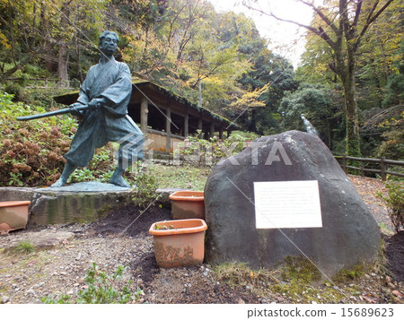 第一個山脊的第一次騎行(佐佐木小次郎的雕像) 第一個山脊的第一次騎行(佐佐木小次郎的雕像) 15689623