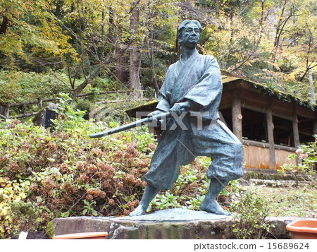 第一個山脊的第一次騎行（佐佐木小次郎的雕像） 15689624