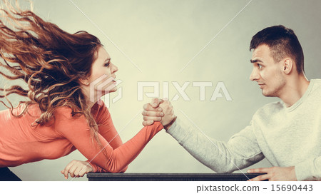 Arm wrestling challenge between young couple 15690443