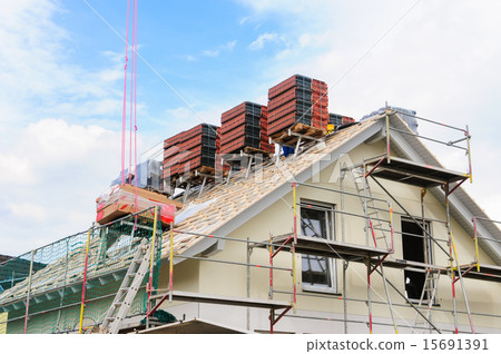 Housetop of new building will be roofed 15691391