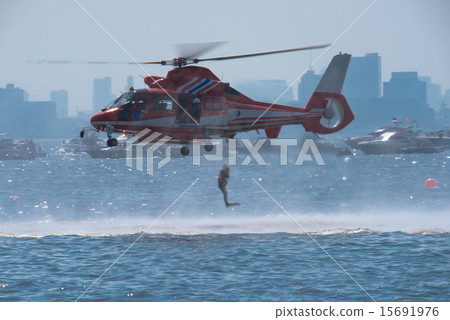 潛水員從消防直升機下降 15691976