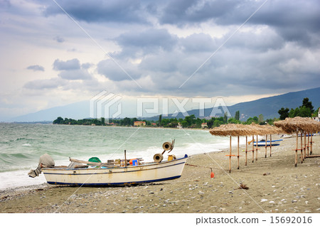 Reed umbrellas on the beach 15692016