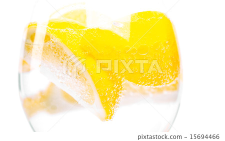 lemon in glass 15694466