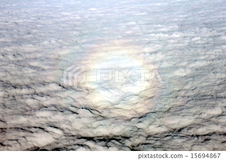 我看到布羅肯現象的彩虹環漂浮在飛機窗外的雲海中 15694867