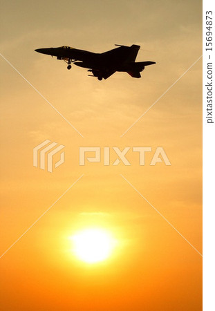 美國海軍的FA-18E超級大黃蜂戰鬥攻擊飛機與美麗的日落飛行 15694873