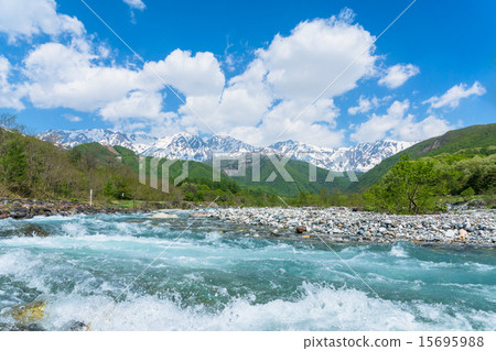 北阿爾卑斯山,大天空和清澈的溪流 北阿爾卑斯山,大天空和清澈的溪流 15695988