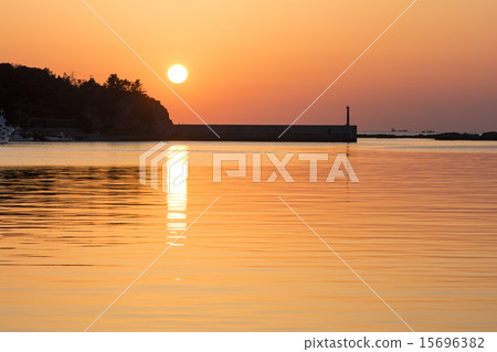 堤防和日落落下的大海 堤防和日落落下的大海 15696382