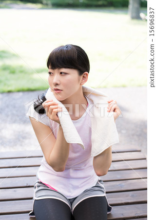 A woman taking a break on the bench 15696837