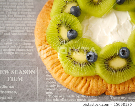 Green kiwi tart (high angle) Green kiwi tart (high angle) 15698180