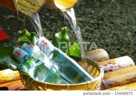 宮崎縣高千穗峽谷的壽司湯麵竹製玩具，竹猴和清水的流動，在其清澈的溪流中裝瓶三瓶ramune 15698975