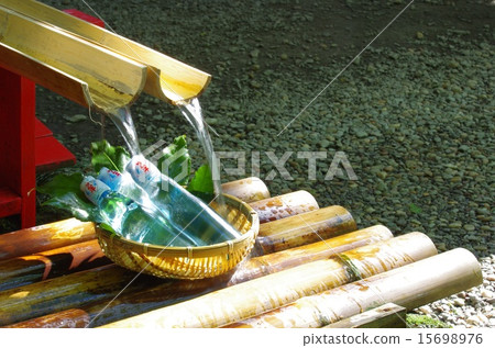 宮崎縣高千穗峽谷的壽司湯麵竹製玩具，竹猴和清水的流動，在其清澈的溪流中裝瓶三瓶ramune 15698976