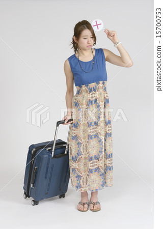 一個女人把一雙盤子放在一個手提袋的側面 15700753
