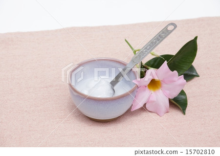 Coconut oil and pink flower Coconut oil and pink flower 15702810