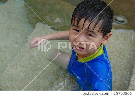 Time for a Dip under the Heat 15703806