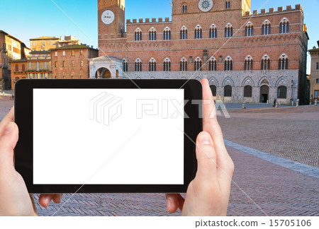 tourist photographs Piazza del Campo in Siena, Italy tourist photographs Piazza del Campo in Siena, Italy 15705106