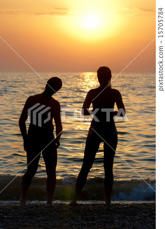 Two people's silhouettes 15705784