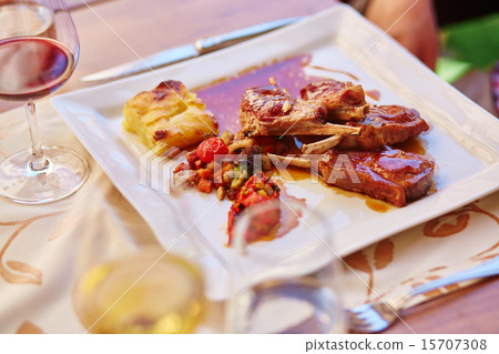Delicious roasted lamb chops with vegetables 15707308
