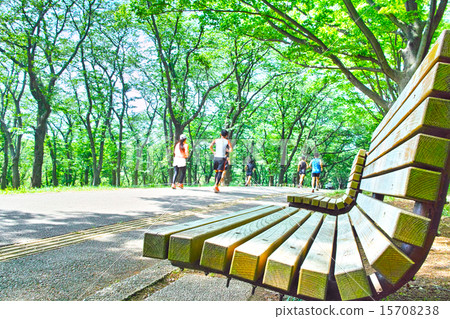 沿著新鮮的綠色森林的路徑奔跑的小丑 15708238