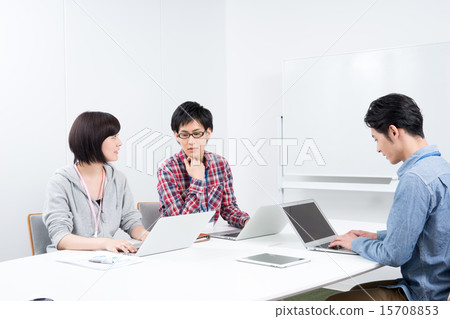 A young businessman 15708853