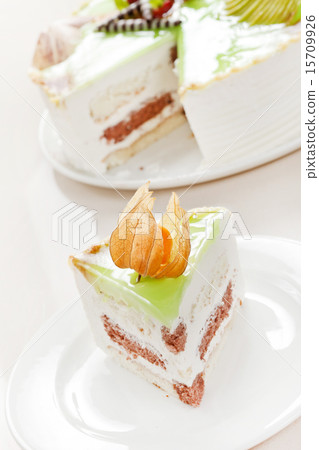 cake with pistachio 15709926