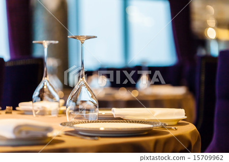 set in restaurant 15709962