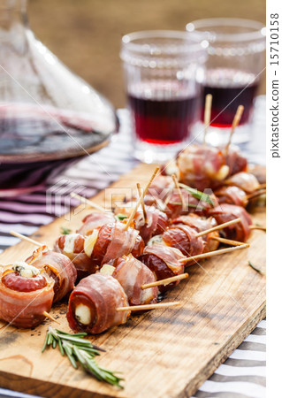 stuffed dates with bacon 15710158
