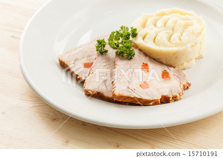 meat with mashed potatoes 15710191