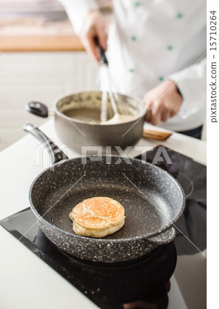 chef making pancake 15710264