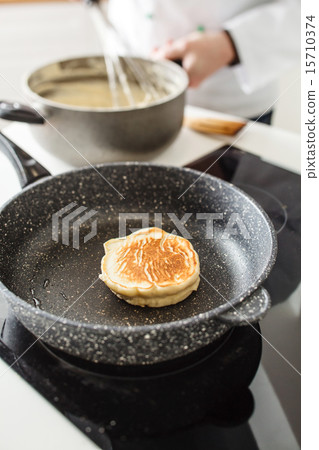 chef making pancake 15710374