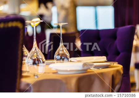 set in restaurant 15710386