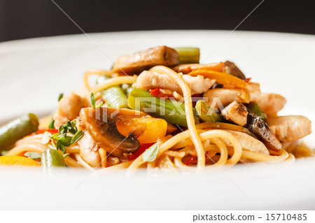 noodles with chicken 15710485