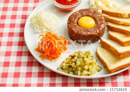 tartare meat with egg yolk 15710829
