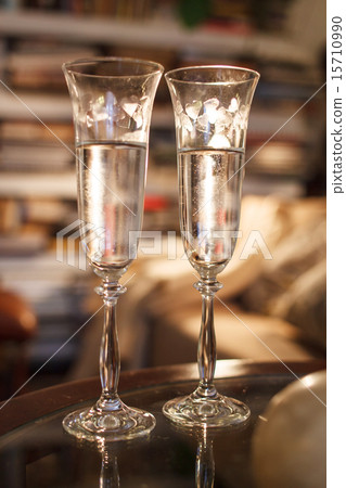 glasses of champagne 15710990
