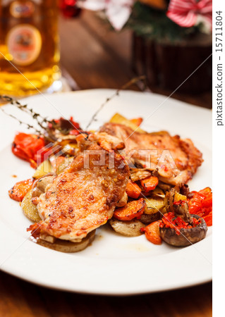 chicken with vegetables and beer 15711804