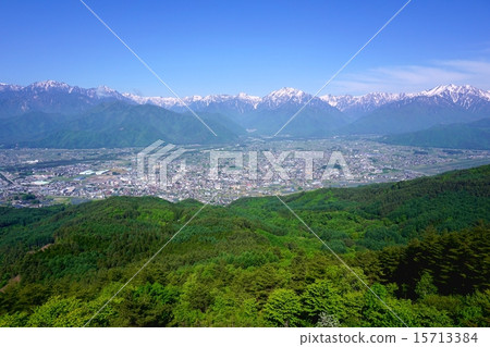 Shinshu Omachi大全景在春天和北部阿爾卑斯 15713384