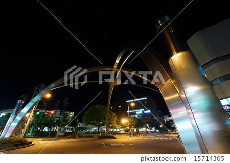 在Komaki駐地的西部交叉點的曲拱類型紀念碑在小牧駐地夜視圖前面 在Komaki駐地的西部交叉點的曲拱類型紀念碑在小牧駐地夜視圖前面 15714305