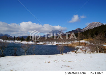 Shikako湖在冬天 15714824