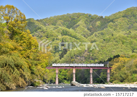 新鮮的綠色秩父鐵路 新鮮的綠色秩父鐵路 15717217