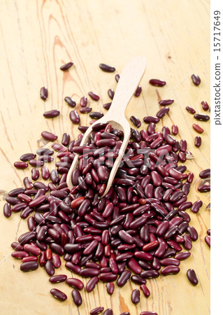 red beans in wooden scoop 15717649