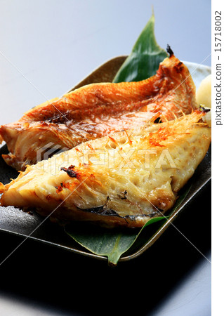 Red fish grilled fish 15718002