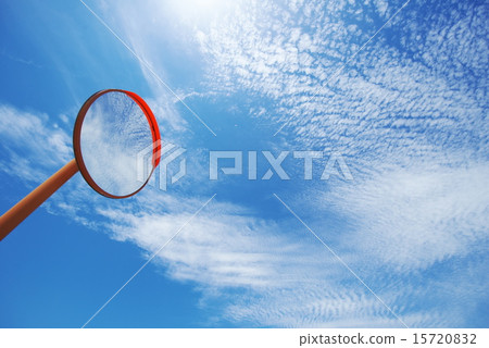 藍天和彎曲的鏡子 藍天和彎曲的鏡子 15720832