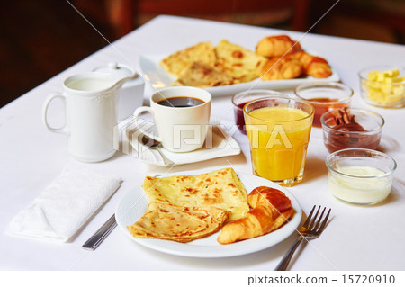 Delicious breakfast with pancakes 15720910