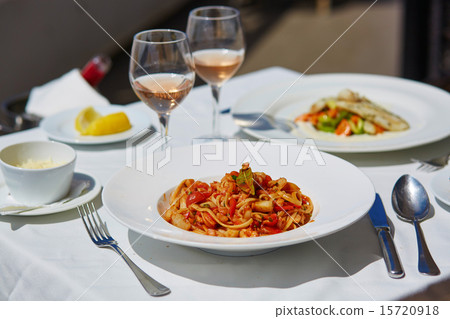 Delicious seafood pasta 15720918